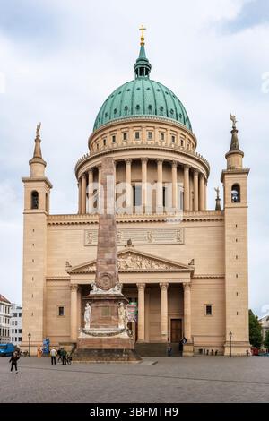Église Nikolai à Alter Markt, devant l'obélisque, Potsdam, Brandebourg, Allemagne. Nikolaikirche am Alter Markt, davor der Obelisk, pot Banque D'Images