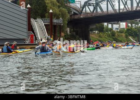 The Big Float, Portland, Oregon - 10 juillet 2016 : les gens descendent la rivière Willamette en kayak pendant l'événement annuel Big Float. Banque D'Images