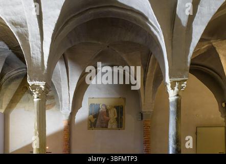 Crypte de San Miniato al Monte à Florence, Italie. Coffres-forts nervurés pris en charge par des colonnes. Fresque murale avec Madone et Christ, probablement Florent du XIVe siècle Banque D'Images