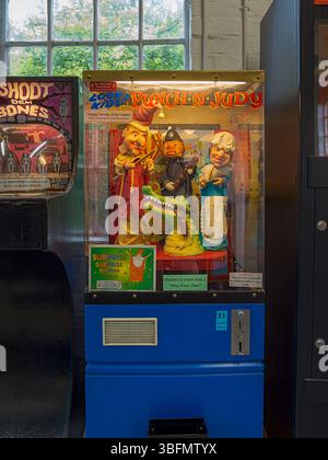 Ellesmere Port, Cheshire, Royaume-Uni, 05-31-2025, stand de marionnettes Punch et Judy dans un décor d'arcade vintage. Banque D'Images