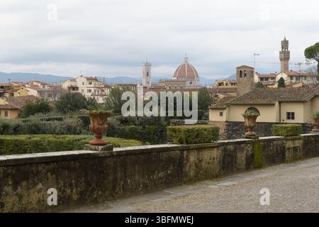 Vue panoramique depuis les jardins de Boboli avec Duomo, Campanile de Giotto et Palazzo Vecchio en arrière-plan, Florence, Italie. Banque D'Images