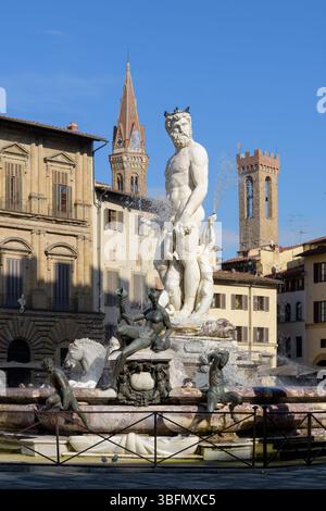 Fontaine de Neptune par Bartolomeo Ammannati, située sur la Piazza della Signoria, Florence, Italie. Sculpture Renaissance en marbre et bronze. Banque D'Images