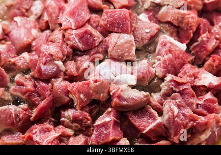 Morceaux de rôti de bœuf cru en dés, gros plan. Banque D'Images