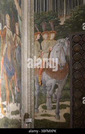 Trois jeunes cavaliers en costume Renaissance, détail de la procession de Benozzo Gozzoli du cycle des fresques Mages dans la chapelle des Mages, Florence, Ital Banque D'Images