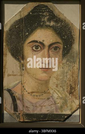 Portrait de momie de Fayum d'une femme, Égypte romaine, IIe siècle de notre ère. Encaustique sur bois, caractéristiques naturalistes vives. Museo Archeologico, Florence. Banque D'Images