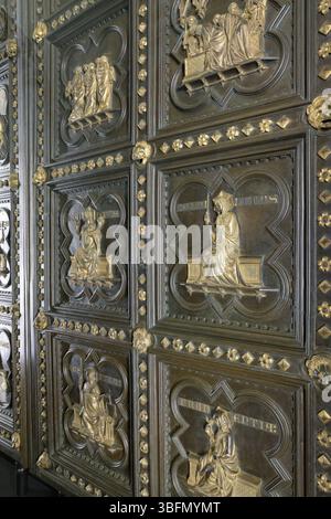 Détail des portes sud du Baptistère de Florence par Andrea Pisano, créé en 1330-1336. Mettant en vedette des scènes de la vie de Saint Jean-Baptiste. Floren Banque D'Images
