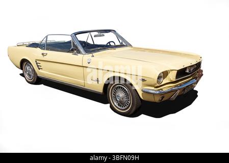 Vintage jaune clair classique cabriolet des années 1960 Ford Mustang Banque D'Images