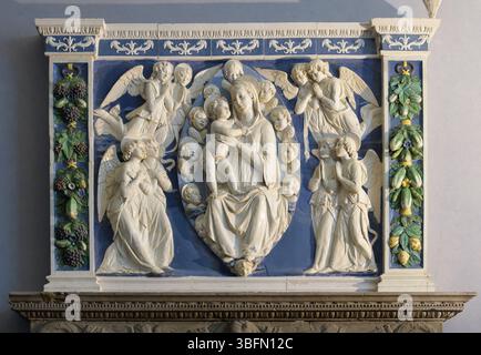 Retable en terre cuite vitrée représentant la Vierge et l'enfant entourés d'anges dans une mandorla, attribué à Andrea della Robbia, vers 1475-1499, Mus Banque D'Images