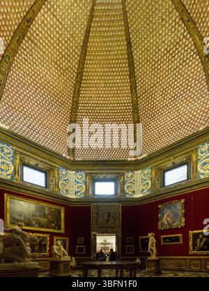 Vue intérieure de la Tribune dans la Galerie des Offices, Florence, Italie, conçue par Bernardo Buontalenti entre 1581 et 1583. Dôme octogonal, papillon de nuit Banque D'Images