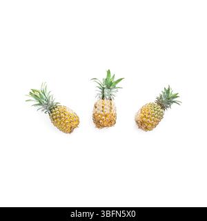 Trois ananas mûrs sur fond blanc. Concept minimal de fruits tropicaux avec des vibrations exotiques fraîches. Banque D'Images