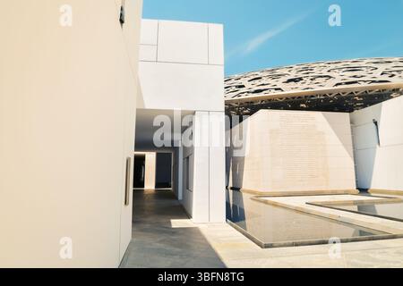 Abu dhabi, eau - 26 avril 2025 : L'extérieur du Louvre Abu Dhabi, avec son dôme emblématique et son cadre en bord de mer, met en valeur l'innovation en archite Banque D'Images