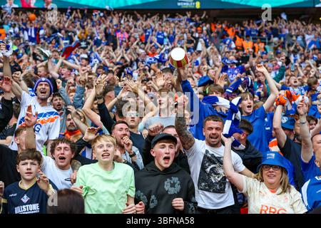 Londres, Royaume-Uni. 01 juin 2025. Les fans d'Oldham célèbrent la finale des Play-Off de l'Oldham Athletic AFC v Southend United FC Vanarama National League au stade de Wembley, Londres, Angleterre, Royaume-Uni le 1er juin 2025 crédit : Phil Duncan/Every second Media crédit : Every second Media/Alamy Live News Banque D'Images