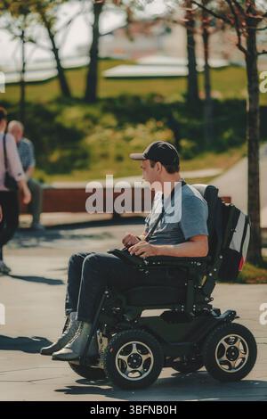 homme solitaire triste en fauteuil roulant Banque D'Images