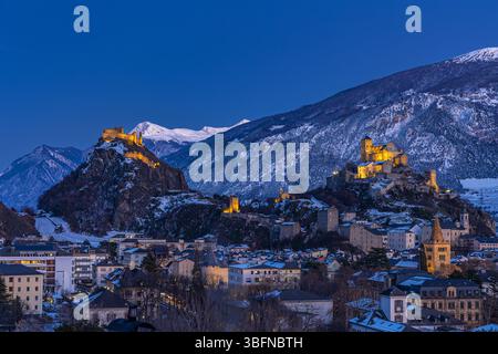 Sion, Switezrland - décembre 25. 2024 : les châteaux suisses jumeaux de la basilique de Valère et du Tourbillon à Sion - le canton du Valais, Suisse Banque D'Images