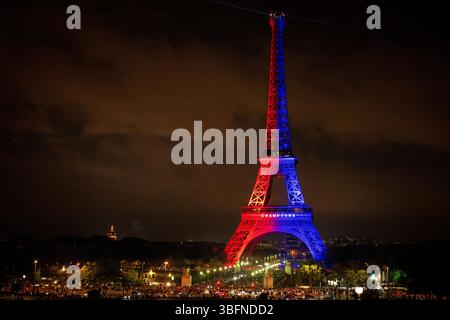 La Tour Eiffel s’est illuminée aux couleurs du Paris Saint-germain pour célébrer sa victoire en Ligue des Champions. Banque D'Images