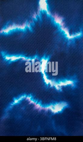 Fond d'aquarelle bleu abstrait avec des stries lumineuses brillantes. Texture peinte à la main avec effet tie-dye et coups de pinceau fluides Banque D'Images