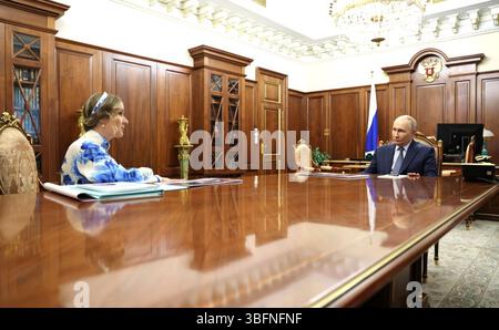 Moscou, Russie. 02 juin 2025. Le président russe Vladimir Poutine, écoute la commissaire présidentielle aux droits de l'enfant Maria Lvova-Belova, lors d'une réunion en face à face au Kremlin, le 2 juin 2025 à Moscou, en Russie. Crédit : Gavriil Grigorov/Kremlin Pool/Alamy Live News Banque D'Images