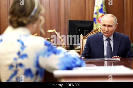 Moscou, Russie. 02 juin 2025. Le président russe Vladimir Poutine, écoute la commissaire présidentielle aux droits de l'enfant Maria Lvova-Belova, lors d'une réunion en face à face au Kremlin, le 2 juin 2025 à Moscou, en Russie. Crédit : Gavriil Grigorov/Kremlin Pool/Alamy Live News Banque D'Images