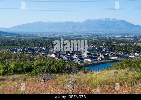 Santaquin, Utah – 2 juin 2025 : vue panoramique sur un quartier résidentiel avec un fond montagneux et une vallée ouverte sous un ciel dégagé. Banque D'Images