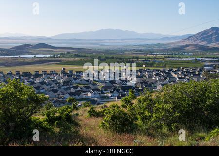 Santaquin, Utah – 2 juin 2025 : vue panoramique sur un quartier résidentiel avec un fond montagneux et une vallée ouverte sous un ciel dégagé. Banque D'Images