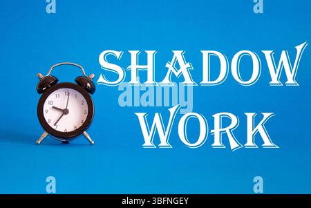 Symbole de travail d'ombre. Concept words Shadow Work sur un beau fond bleu avec réveil. Business et Shadow Work concept. Copier l'espace. Banque D'Images