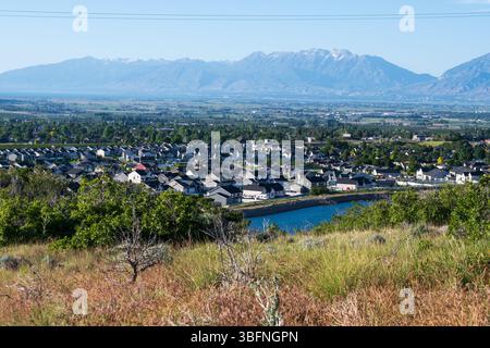 Santaquin, Utah – 2 juin 2025 : vue panoramique sur un quartier résidentiel avec un fond montagneux et une vallée ouverte sous un ciel dégagé. Banque D'Images