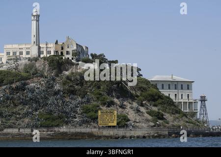 Phare, tour de garde et panneau d'avertissement vus sur l'île d'Alcatraz dans la baie de San Francisco. Banque D'Images