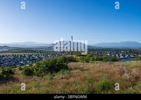 Santaquin, Utah – 2 juin 2025 : vue panoramique sur un quartier résidentiel avec un fond montagneux et une vallée ouverte sous un ciel dégagé. Banque D'Images
