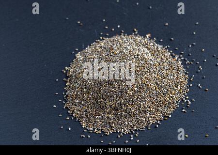 Pile de graines de chia sur un fond de tableau noir, vue de dessus Banque D'Images