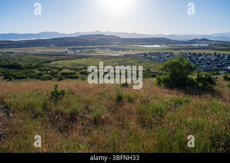 Santaquin, Utah – 2 juin 2025 : vue panoramique sur un quartier résidentiel avec un fond montagneux et une vallée ouverte sous un ciel dégagé. Banque D'Images