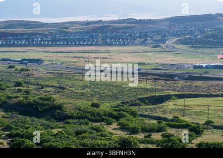 Santaquin, Utah – 2 juin 2025 : vue panoramique sur un quartier résidentiel avec un fond montagneux et une vallée ouverte sous un ciel dégagé. Banque D'Images