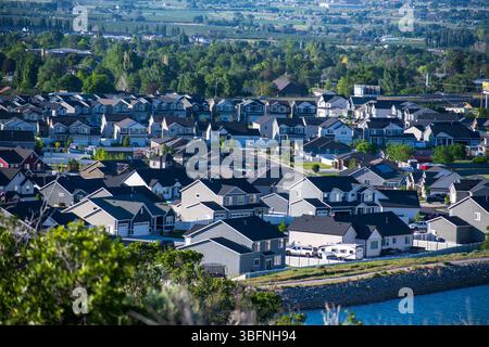 Santaquin, Utah – 2 juin 2025 : vue panoramique sur un quartier résidentiel avec un fond montagneux et une vallée ouverte sous un ciel dégagé. Banque D'Images