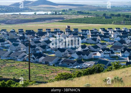 Santaquin, Utah – 2 juin 2025 : vue panoramique sur un quartier résidentiel avec un fond montagneux et une vallée ouverte sous un ciel dégagé. Banque D'Images
