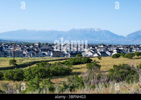 Santaquin, Utah – 2 juin 2025 : vue panoramique sur un quartier résidentiel avec un fond montagneux et une vallée ouverte sous un ciel dégagé. Banque D'Images