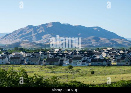 Santaquin, Utah – 2 juin 2025 : vue panoramique sur un quartier résidentiel avec un fond montagneux et une vallée ouverte sous un ciel dégagé. Banque D'Images