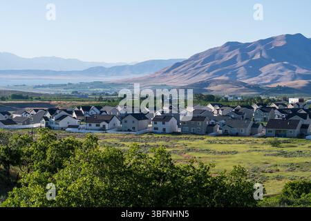 Santaquin, Utah – 2 juin 2025 : vue panoramique sur un quartier résidentiel avec un fond montagneux et une vallée ouverte sous un ciel dégagé. Banque D'Images