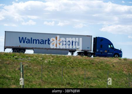 Santaquin, Utah – 1er juin 2025 : une remorque Walmart voyage vers le nord sur l'Interstate 15 à Santaquin, Utah, États-Unis. Banque D'Images
