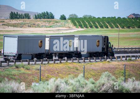 Santaquin, Utah – 2 juin 2025 : un camion UPS transportant trois remorques se dirige vers le nord sur l'Interstate 15 à Santaquin, Utah. Banque D'Images