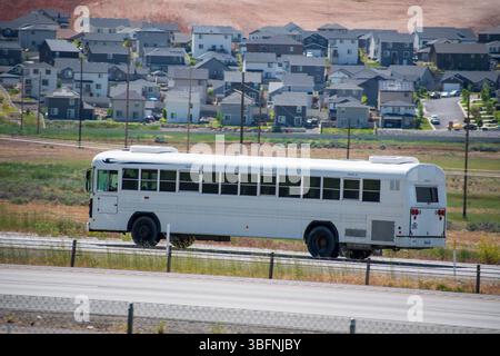 Santaquin, Utah – 2 juin 2025 : un bus blanc Blue Bird de l'armée américaine se dirige vers le sud sur l'Interstate 15 en direction de Néphi, Utah. Banque D'Images