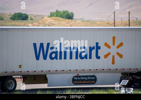 Santaquin, Utah – 2 juin 2025 : une bande-annonce Walmart portant le logo de la société se déplace vers le nord sur l’Interstate 15 à Santaquin, Utah, États-Unis. Banque D'Images