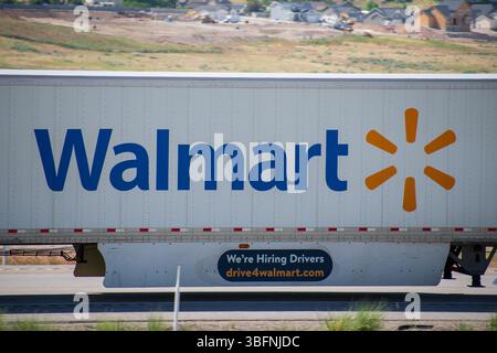 Santaquin, Utah – 2 juin 2025 : une bande-annonce Walmart portant le logo de la société se déplace vers le nord sur l’Interstate 15 à Santaquin, Utah, États-Unis. Banque D'Images