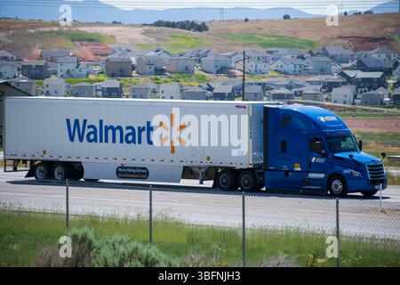 Santaquin, Utah – 1er juin 2025 : une remorque Walmart voyage vers le nord sur l'Interstate 15 à Santaquin, Utah, États-Unis. Banque D'Images