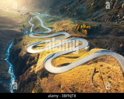 Vue aérienne de la route de montagne sinueuse, rivière dans la vallée alpine Banque D'Images