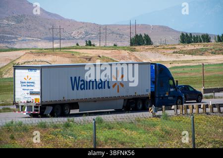Santaquin, Utah – 1er juin 2025 : une remorque Walmart voyage vers le nord sur l'Interstate 15 à Santaquin, Utah, États-Unis. Banque D'Images