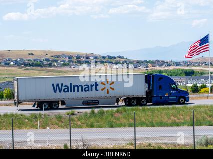 Santaquin, Utah – 2 juin 2025 : une remorque Walmart se déplace vers le nord sur l'Interstate 15 devant un drapeau américain à Santaquin, Utah, États-Unis. Banque D'Images