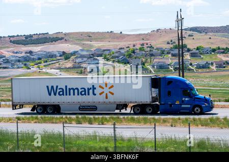Santaquin, Utah – 1er juin 2025 : une remorque Walmart voyage vers le nord sur l'Interstate 15 à Santaquin, Utah, États-Unis. Banque D'Images