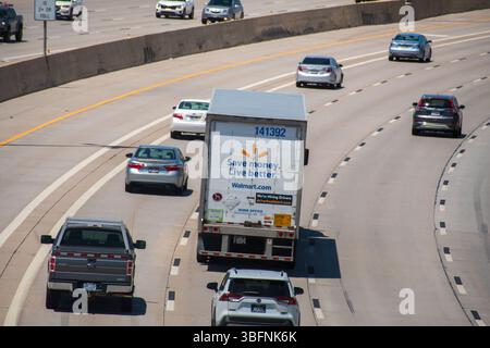 Santaquin, Utah – 1er juin 2025 : une remorque Walmart voyage vers le nord sur l'Interstate 15 à Santaquin, Utah, États-Unis. Banque D'Images