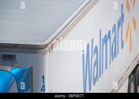 Santaquin, Utah – 2 juin 2025 : une bande-annonce Walmart portant le logo de la société se déplace vers le nord sur l’Interstate 15 à Santaquin, Utah, États-Unis. Banque D'Images