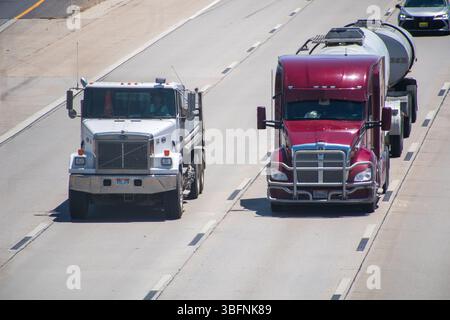 Orem, Utah – 2 juin 2025 : plusieurs véhicules circulent le long de l'Interstate 15 pendant la journée, capturés depuis une perspective élevée montrant la fluidité de la circulation. Banque D'Images
