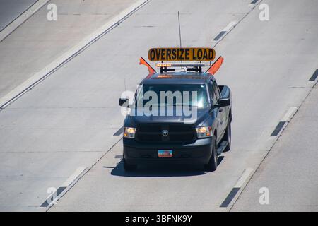 Orem, Utah – le 2 juin 2025 : une camionnette avec un panneau de « CHARGEMENT SURDIMENSIONNÉ » se dirige vers le nord sur l’Interstate 15 à Orem, Utah. Banque D'Images